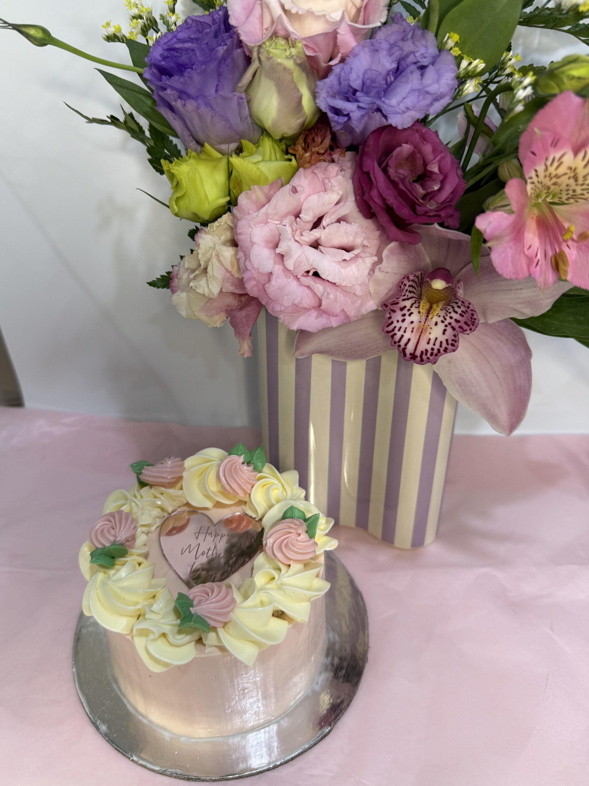 Mothers Day Cake & Flower Bouquet