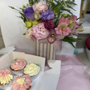 Mothers Day 6 Cupcake & Flower Bouquet